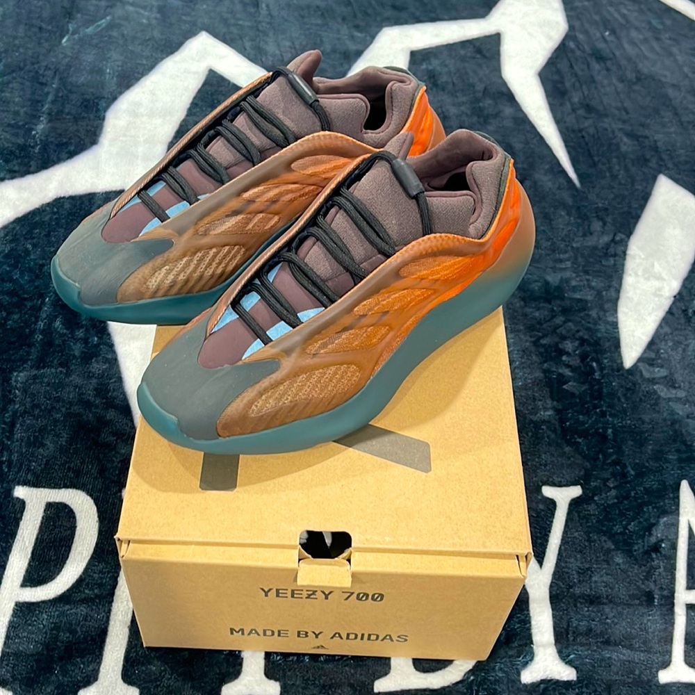 Authentic YEEZY 700 V3 9.5 Mens